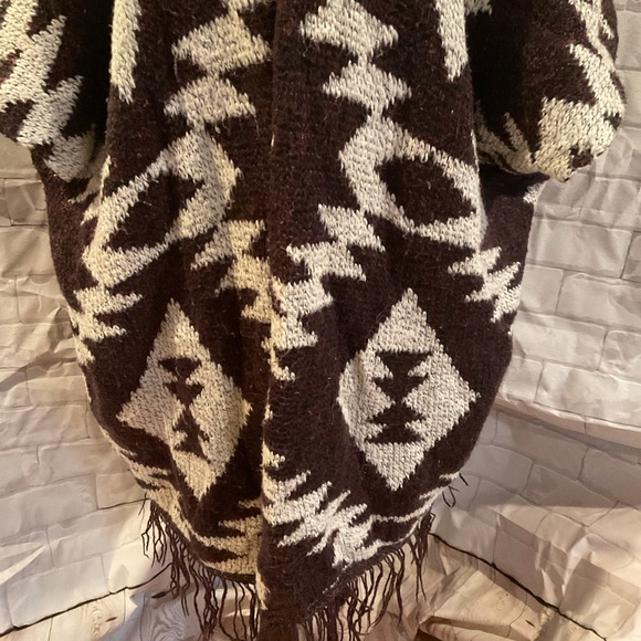 “GARAGE” BROWN AND BEIGE TRIBAL DESIGN FRINGED OPEN FRONT SHRUG STYLE  SWEATER. - Picture 3 of 9